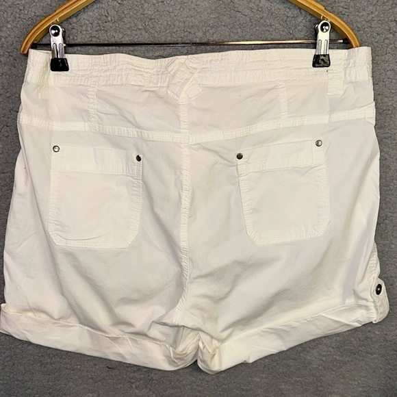 Purple & More Women's Size 14 White Button Zip Close Short - Picture 3 of 10